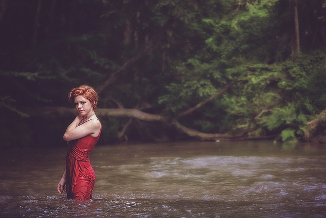 krásná dívka ve vodě